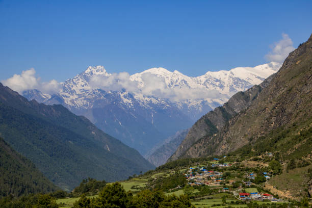 chhekampar village, tsum valley, regione di manaslu, nepal. - ganesh himal foto e immagini stock