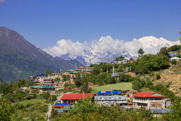 chhekampar village, tsum valley, regione di manaslu, nepal. - ganesh himal foto e immagini stock