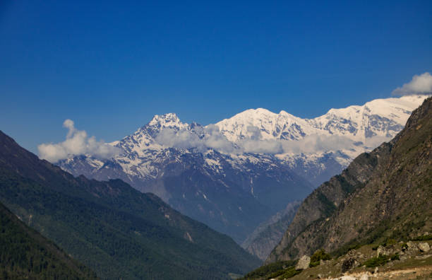 ganesh himal: chaîne de montagnes vue de chumling, manaslu, vallée de tsum. - ganesh himal photos et images de collection