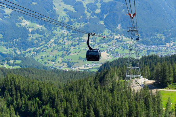 teleférico moderno negro en los alpes suizos. - eiger switzerland mountain sport fotografías e imágenes de stock