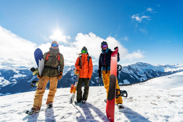 amici in montagna in vacanza invernale snowboard - snowboarding friendship snow winter foto e immagini stock