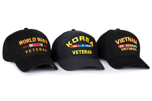 Segunda Guerra Mundial, Guerra de Corea y Gorras de veteranos de Vietnam aisladas sobre fondo blanco photo