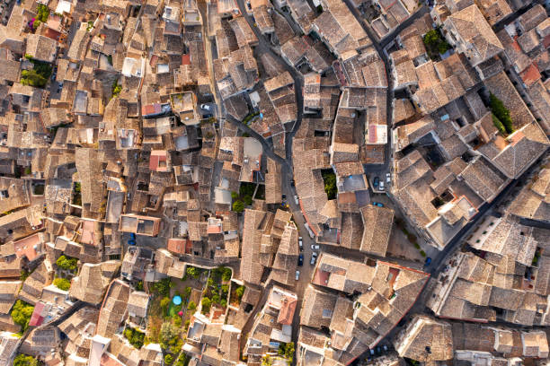 вид сверху на типичную итальянскую деревню - modica photography italy sunlight стоковые фото и изображения