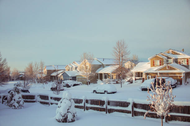 um bairro no inverno com carros cobertos de neve. casas e árvores - city of sunrise sunrise tree sky - fotografias e filmes do acervo