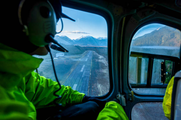 都市からカナダのロッキー山脈に飛行機を飛ばすパイロットのpov - rocky mountains audio ストックフォトと画像