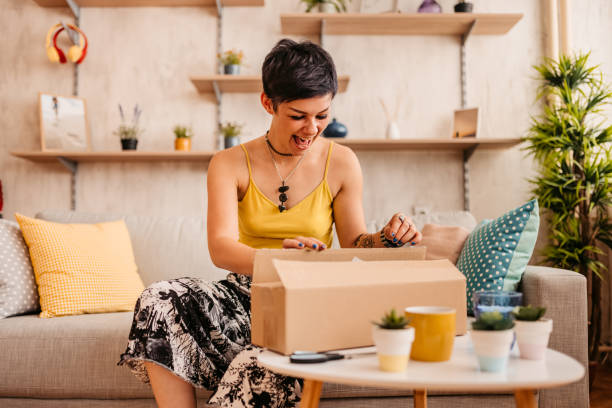 woman customer opening cardboard box parcel - mobiles internet imagens e fotografias de stock