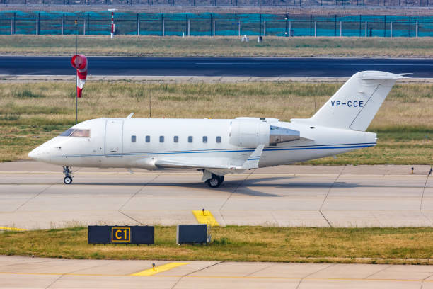 bombardier cl-600-2b16 challenger 604 самолет пекин столичный аэропорт в китае - 6002 стоковые фото и изображения