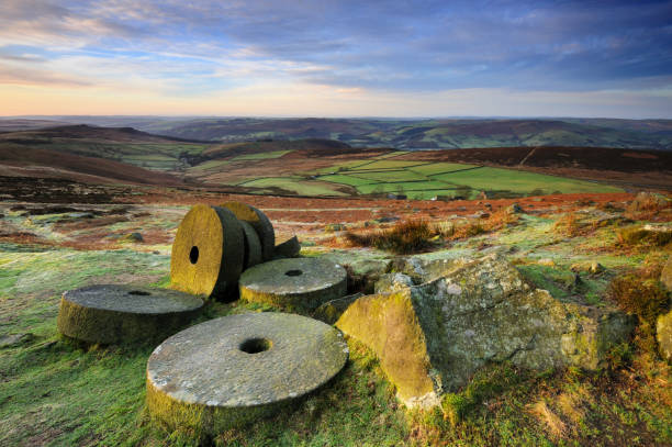 stanage edge millstones, peak district national park, england, vereinigtes königreich - nationalpark peak district stock-fotos und bilder