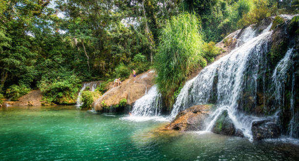 водопады poceta de cristal в эль-ничо, куба - cuba rural scene non urban scene day стоковые фото и изображения
