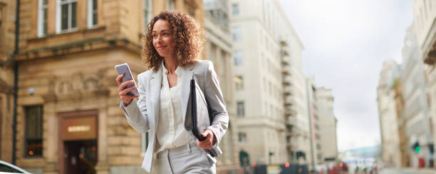 인터뷰는 잘 진행되었습니다. - businesswoman business mobile phone business person 뉴스 사진 이미지