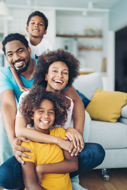 liebevolle afroamerikanische familie mit zwei kindern - familie mit zwei kindern stock-fotos und bilder