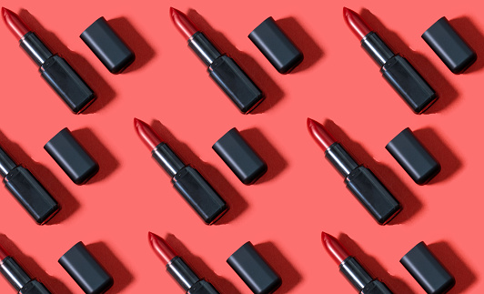 Foto de moda de patrón creativo de cosméticos productos de belleza lápiz labial rojo sobre un fondo rojo photo