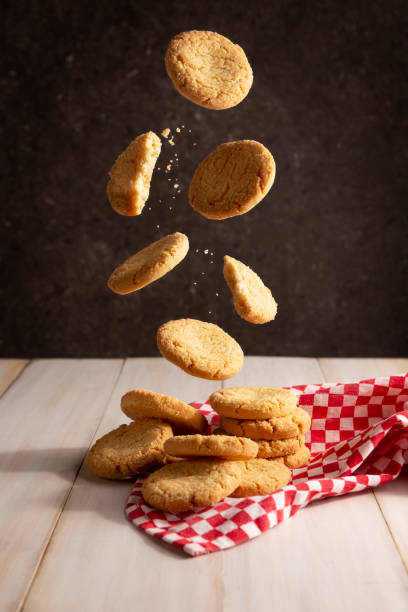 fallende cookies - drop cookies stock-fotos und bilder
