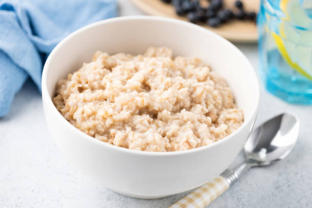 farina d'avena tagliata in acciaio in una ciotola - avena cereali da colazione foto e immagini stock