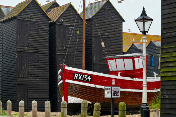 le vecchie capanne delle reti allo stade di hastings, inghilterra regno unito - fishing boat trawler nautical vessel hastings england foto e immagini stock