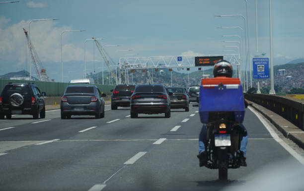 car traffic on the rio niterói bridge, rio de janeiro, brazil - niteroi imagens e fotografias de stock