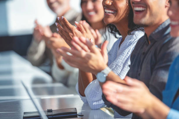 da vicino le mani di un gruppo di uomini d'affari che applaudono una presentazione. - cerimonia di premiazione foto e immagini stock