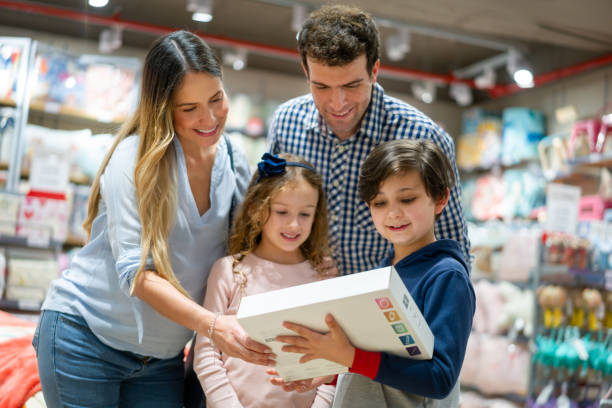 szczęśliwa rodzina zakupy i zakup zabawek dla dzieci w domu towarowym - ipad shopping gift retail zdjęcia i obrazy z banku zdjęć