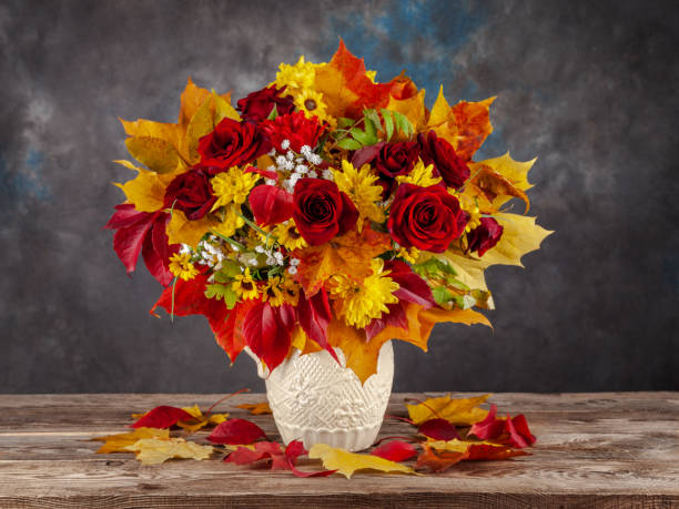 ramo de otoño de rosas rojas y hojas amarillas - fall bouqet fotografías e imágenes de stock