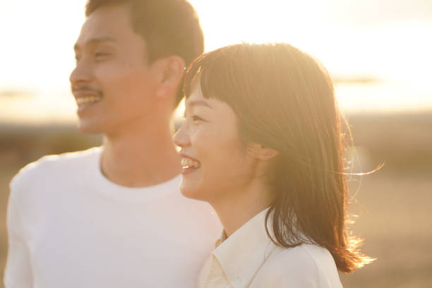 pareja de sonrisas - pareja de mediana edad fotografías e imágenes de stock