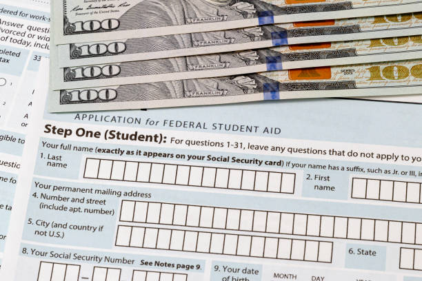 заявка на студенческий кредит и стодолларовые купюры. концепция кредита на обучение в колледже, долгового и школьного сберегательного пла� - student loans стоковые фото и изображения