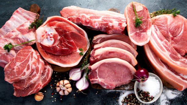 мясо - beef sirloin steak raw loin стоковые фото и изображения