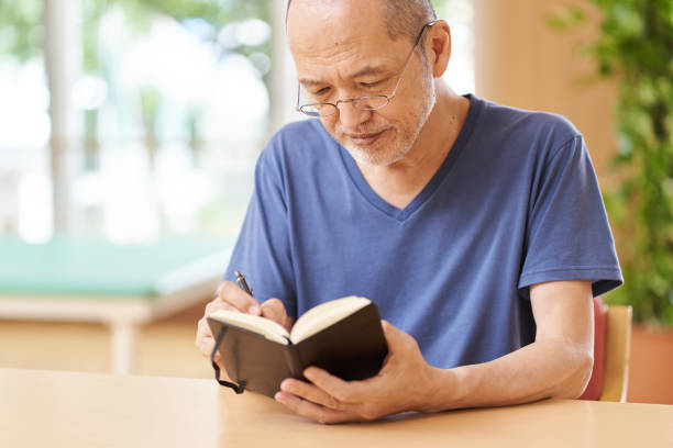 istock Elderly people to fill in the schedule book 1331031750
