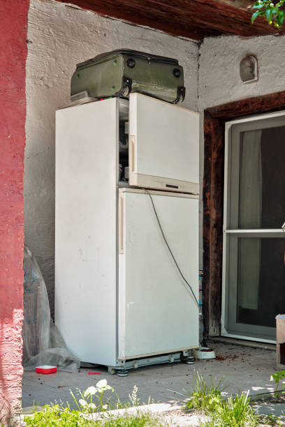 veralteter kühlschrank oder kühlschrank am eingang eines hauses weggeworfen. - garbage dump vertical outdoors nobody stock-fotos und bilder