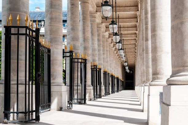 колоннада во дворце рояль, париж - palais royal стоковые фото и изображения