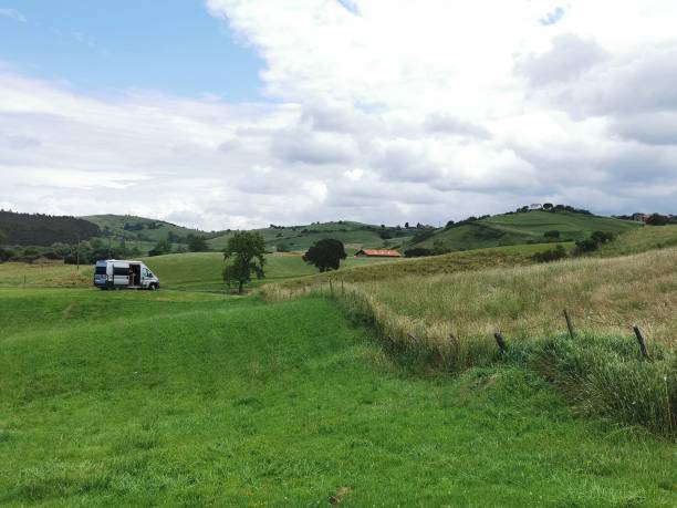 camping vacances avec camping-car - house rural scene field residential structure photos et images de collection