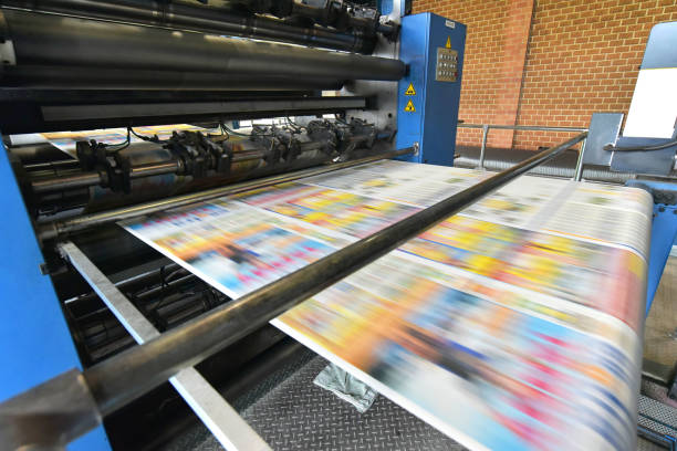 roll offset print machine in a large print shop for production of newspapers & magazines - drukken stockfoto's en -beelden