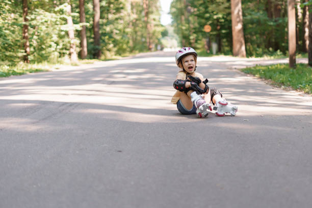 cute kid girl learning to roller skate - roller skate imagens e fotografias de stock