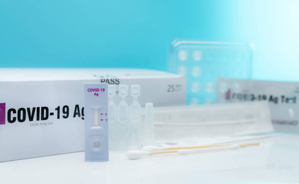 Covid 19 antigen self test for nasal swab. Antigen test kit for home use to detection coronavirus infection. Rapid antigen test. Corona virus diagnosis. Medical device for covid-19 antigen test. autodiagnóstica del antígeno covid 19 para el hisopado nasal. kit de prueba de antígenos para uso domiciliar para la detección de la infección por coronavirus. prueba rápida de antígenos. diagnóstico de coronavirus. dispositivo médico para la prue