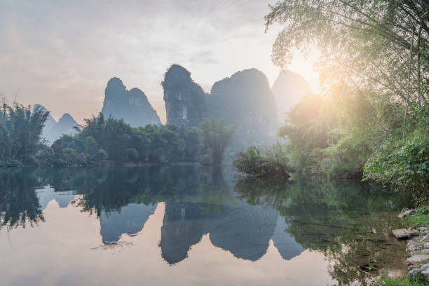 vue sur le coucher du soleil de la rivière yulong. yangshuo. province du guangxi. chine. - yangshuo photos et images de collection