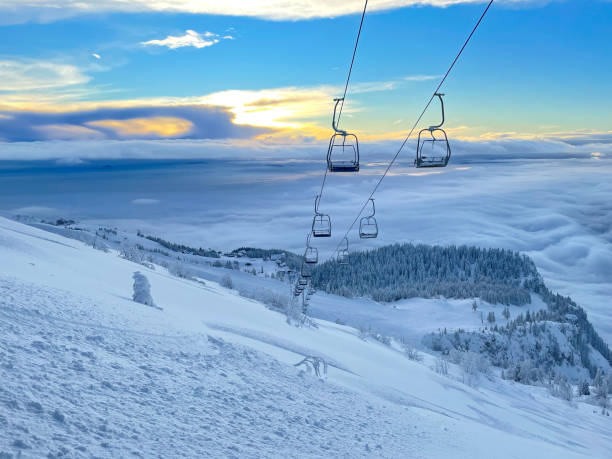 espectacular vista del cielo de la mañana y las pistas despegadas de una estación de esquí cerrada. - snowboard non urban scene woods snowboarding fotografías e imágenes de stock