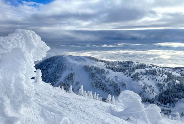 Idyllic shot of the empty groomed slopes of a tourist resort in snowy Krvavec. Idyllic shot of the empty groomed slopes of a tourist resort in snowy Krvavec. Snowy ski resort slopes remain empty during the winter coronavirus outbreak in the picturesque Slovenian mountains. krvavec stock pictures, royalty-free photos & images