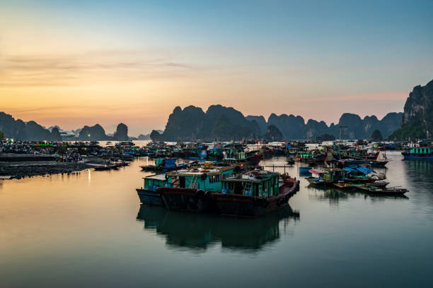 schöne sonnenuntergangsbrücke in ha long stadt nordvietnam - halong bay stock-fotos und bilder