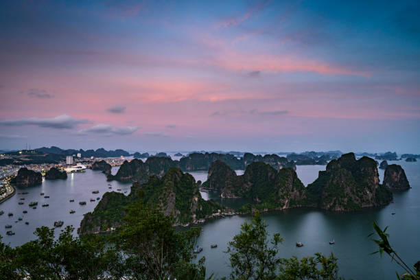 ładny most zachód słońca w ha long miasta północnego wietnamu - halong bay zdjęcia i obrazy z banku zdjęć