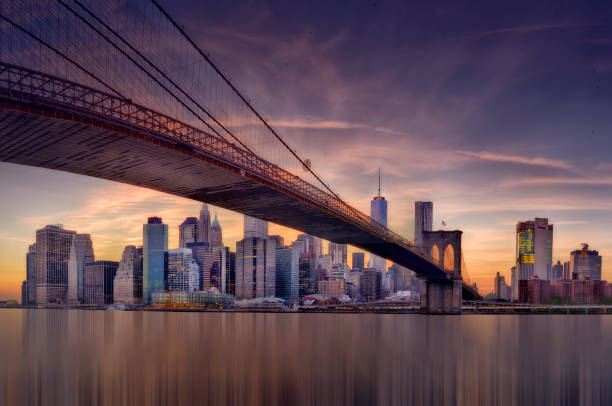 horizonte de la ciudad de nueva york y el puente de brooklyn - new york city new york state manhattan night fotografías e imágenes de stock