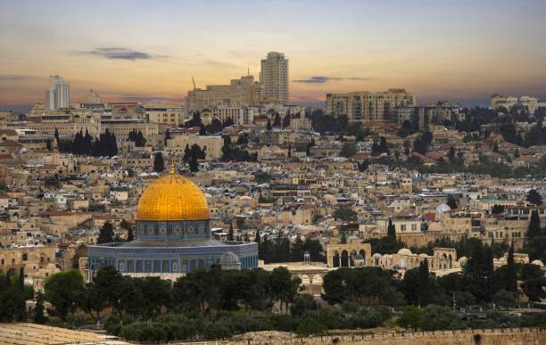 felsendom in jerusalem bei sonnenuntergang - dome of the rock jerusalem israel arch stock-fotos und bilder