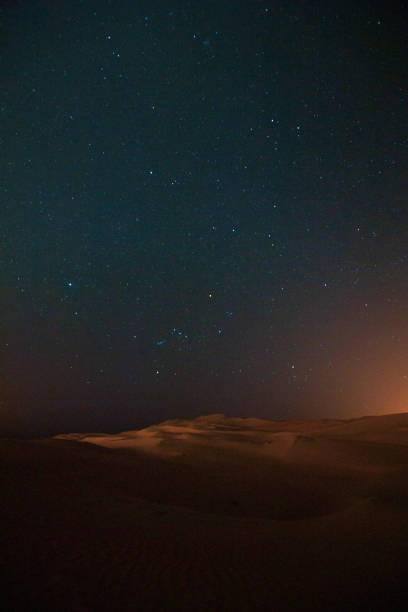 アブダビの砂漠の上に星でいっぱいの夜 ストックフォト