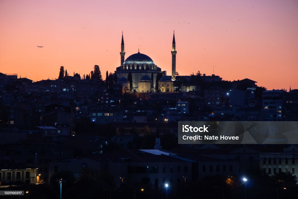 Turecká mešita na kopci za soumraku - Bez autorských poplatků Architektura Stock fotka Turecká mešita na kopci za soumraku - Bez autorských poplatků Architektura Stock fotka