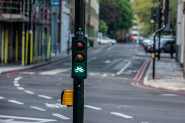 semaforo verde al semaforo per i ciclisti. infrastrutture ciclabili nell'ambiente urbano - bicycle london england cycling safety foto e immagini stock