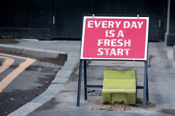 todo dia é um novo começo. placa de trânsito na rua - choice street road beginnings - fotografias e filmes do acervo