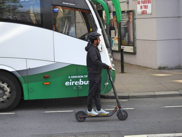scooter elettronico - republic of ireland dublin ireland bus city foto e immagini stock