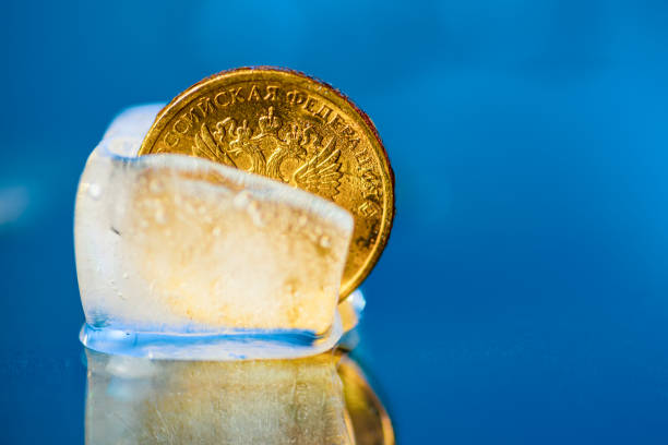 русская м�онета - frozen currency finance ice стоковые фото и изображения