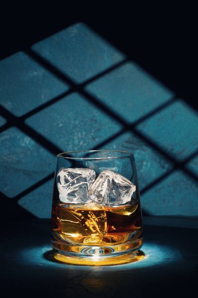 al final de un duro día - whisky escocés fotografías e imágenes de stock