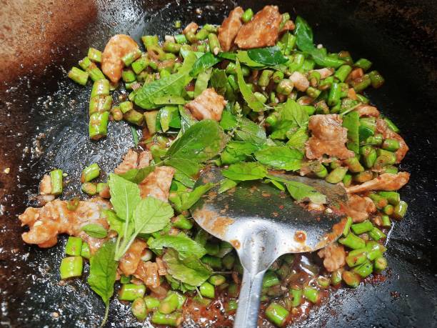 ผัดผักรวมหมูในกระทะปรุงอาหาร - ใบกะเพรา ภาพสต็อก ภาพถ่ายและรูปภาพปลอดค่าลิขสิทธิ์