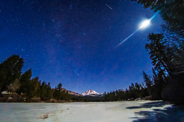 gwiazdy księżyca i mt. lassen - mt lassen zdjęcia i obrazy z banku zdjęć