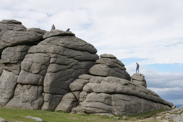 haytor rocks, dartmoor's most famous landmark, is a granite tor on the eastern edge of dartmoor in devon, uk. sunny day. - dartmoor haytor rocks rock outcrop imagens e fotografias de stock